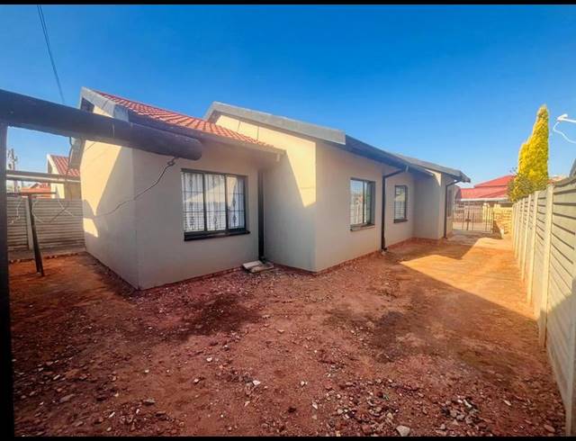 3 BEDROOM HOUSE FOR SALE IN PROTEA NORTH